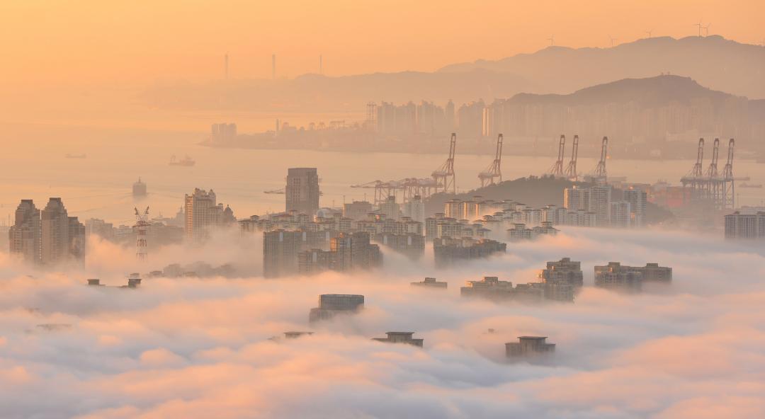 《朦胧港城》 周日清.jpg